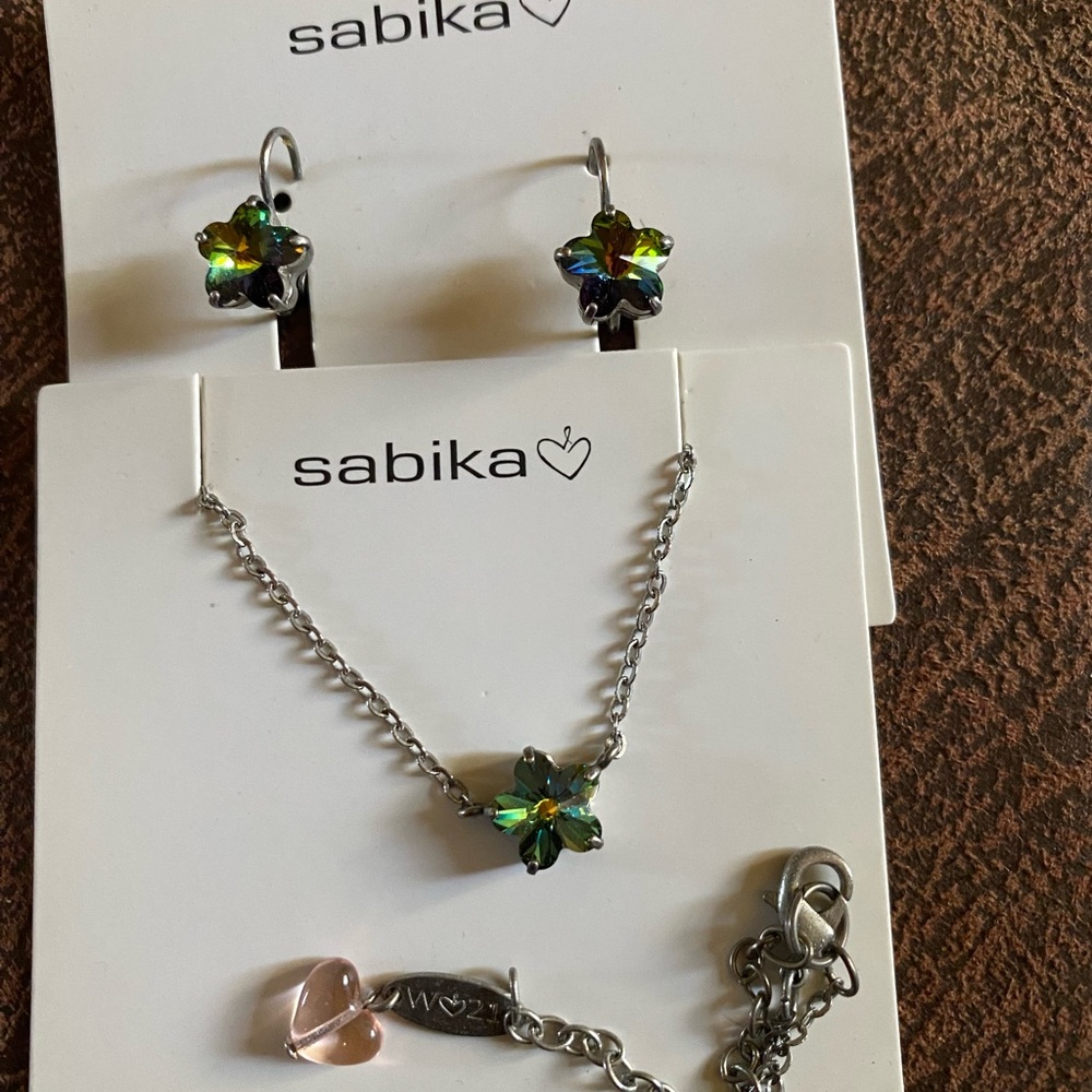 Sabika star necklace and earrings set